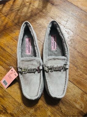 Juicy Couture Light Gray Suede Faux-Fur Lined Moccasins with Metallic Logo